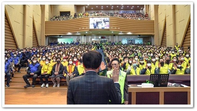 목포시가 어르신들의 사회활동을 촉진하기 위해 다양한 사업을 추진했다. 지난해 진행된 노인일자리 발대식과 실제 현장 모습 / 목포시 제공