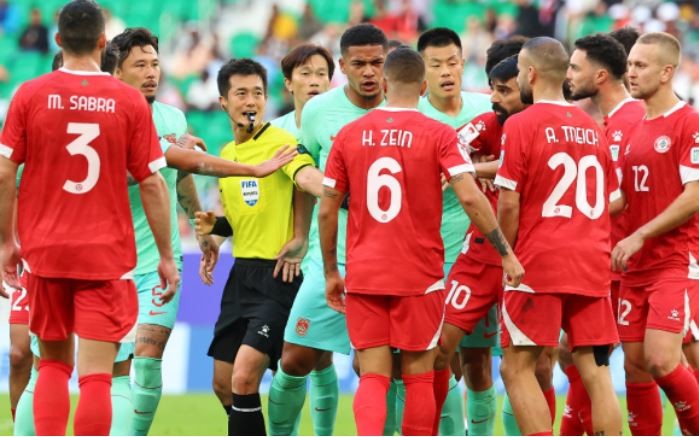17일 카타르 도하 앗수마마 스타디움에서 열린 2023 아시아축구연맹(AFC) 아시안컵 조별리그 A조 레바논과 중국의 경기. 고형진 주심이 거친 플레이로 충돌한 양팀 선수들을 말리고 있다. / 연합뉴스