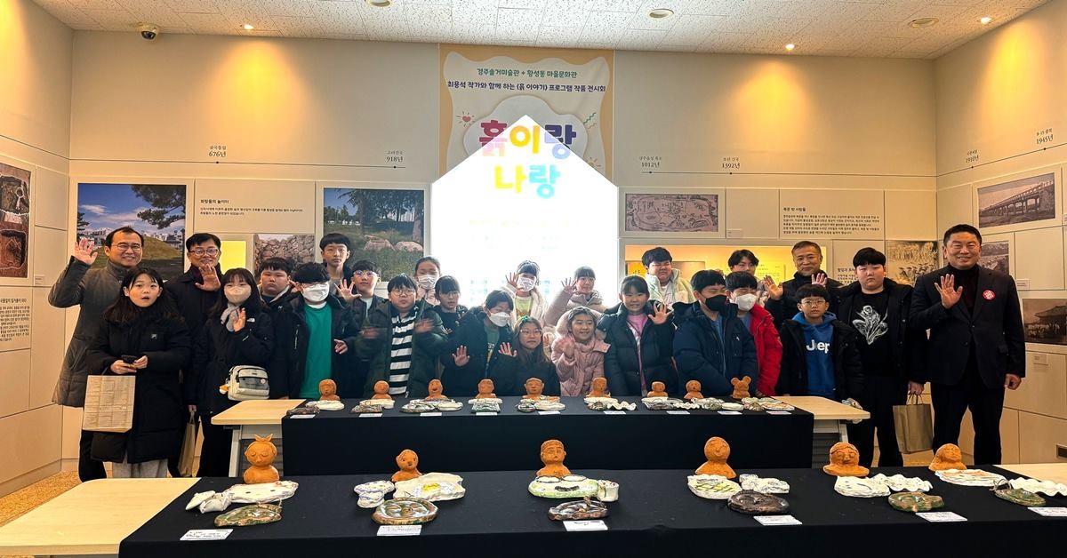 자신의 작품을 선 보이는 초등학생들