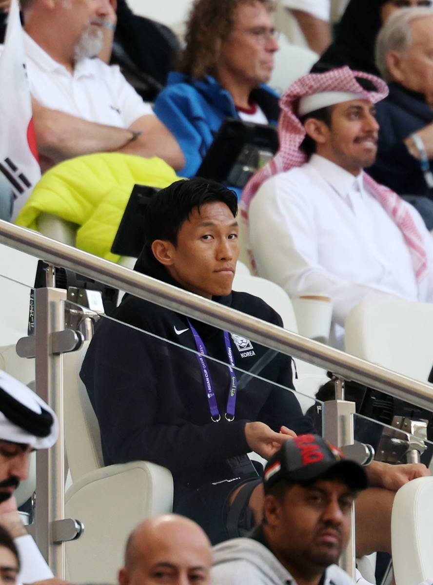 대한민국 축구대표팀 김승규가 지난 20일(현지시간) 카타르 도하 알투마마 스타디움에서 열린 2023 아시아축구연맹(AFC) 카타르 아시안컵 조별리그 E조 조별리그 2차전 요르단과 대한민국의 경기에서 관중석에 앉아 경기를 지켜보고 있다 / 뉴스1