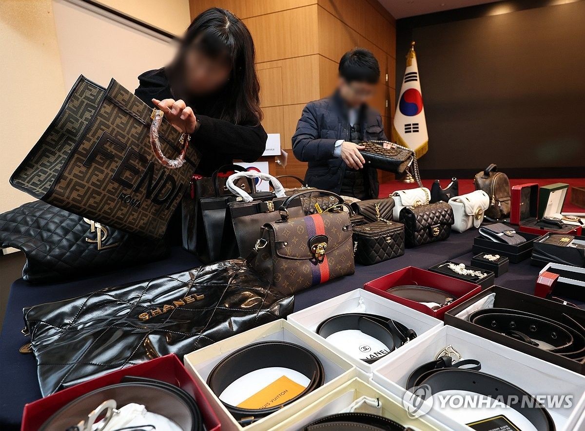 23일 오전 서울 강남구 서울세관에서 직원들이 지식재산권 침해물품 가방과 악세서리 등을 살펴보고 있다. / 연합뉴스