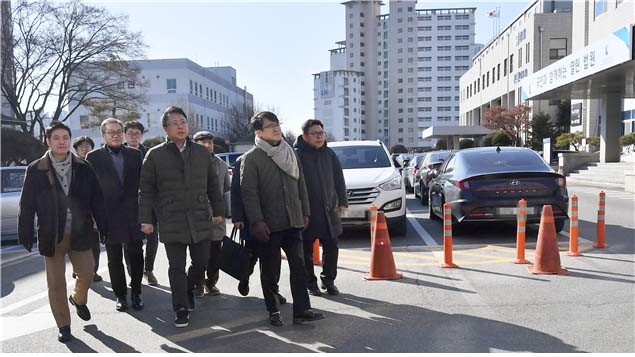 23일 ‘카카오 뉴스 검색서비스 차별 중지' 가처분 심문 참석을 위해 인터넷신문 관계자들이  수원지법 성남지원에 들어오고 있다. /사진=한국인터넷신문협회