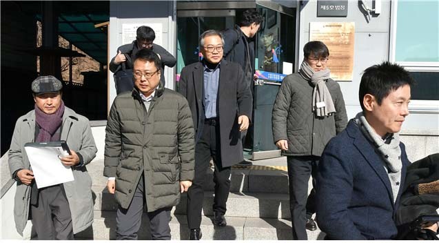 23일 수원지법 성남지원에서 ‘카카오 뉴스 검색서비스 차별 중지' 가처분 심문을 마친 후 인터넷신문 관계자들이 재판장에서 나오고 있다. / 사진=한국인터넷신문협회