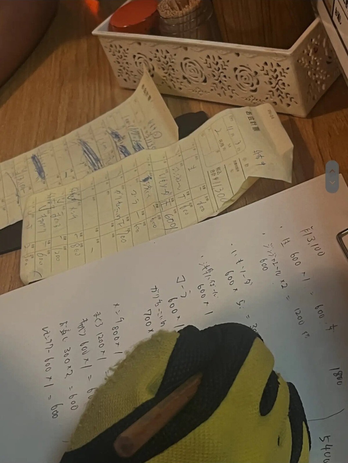 일본 현지 경찰이 수기로 계산하는 모습.  / 네이버 카페