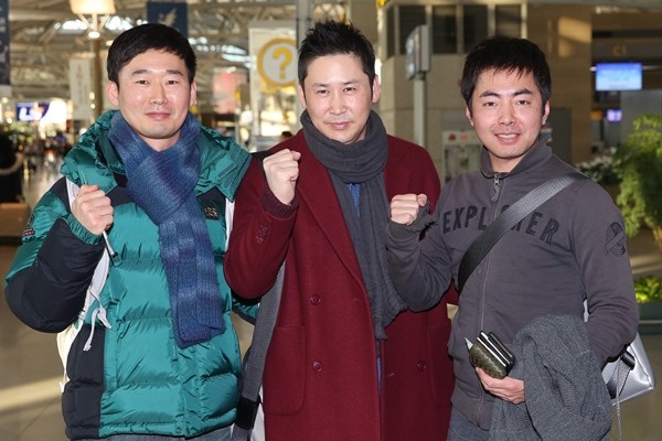 안상휘 CP, 개그맨 신동엽, 유성모 PD(왼쪽부터)가 미국 SNL(Saturday Night Live) 제작진의 초청을 받아 28일 오전 인천국제공항을 통해 출국하기 전 파이팅을 외치고 있다. 제작진은 1975년부터 미국에서 방송 중인 원조 'SNL' 현장을 직접 보고 느끼는 것뿐만 아니라 토니상을 휩쓴 뮤지컬 '킹키부츠' 등 공연도 보며 다양한 의견과 문화 교류를 나눌 계획이라고 밝혔다. 2014.1.28 / 뉴스1