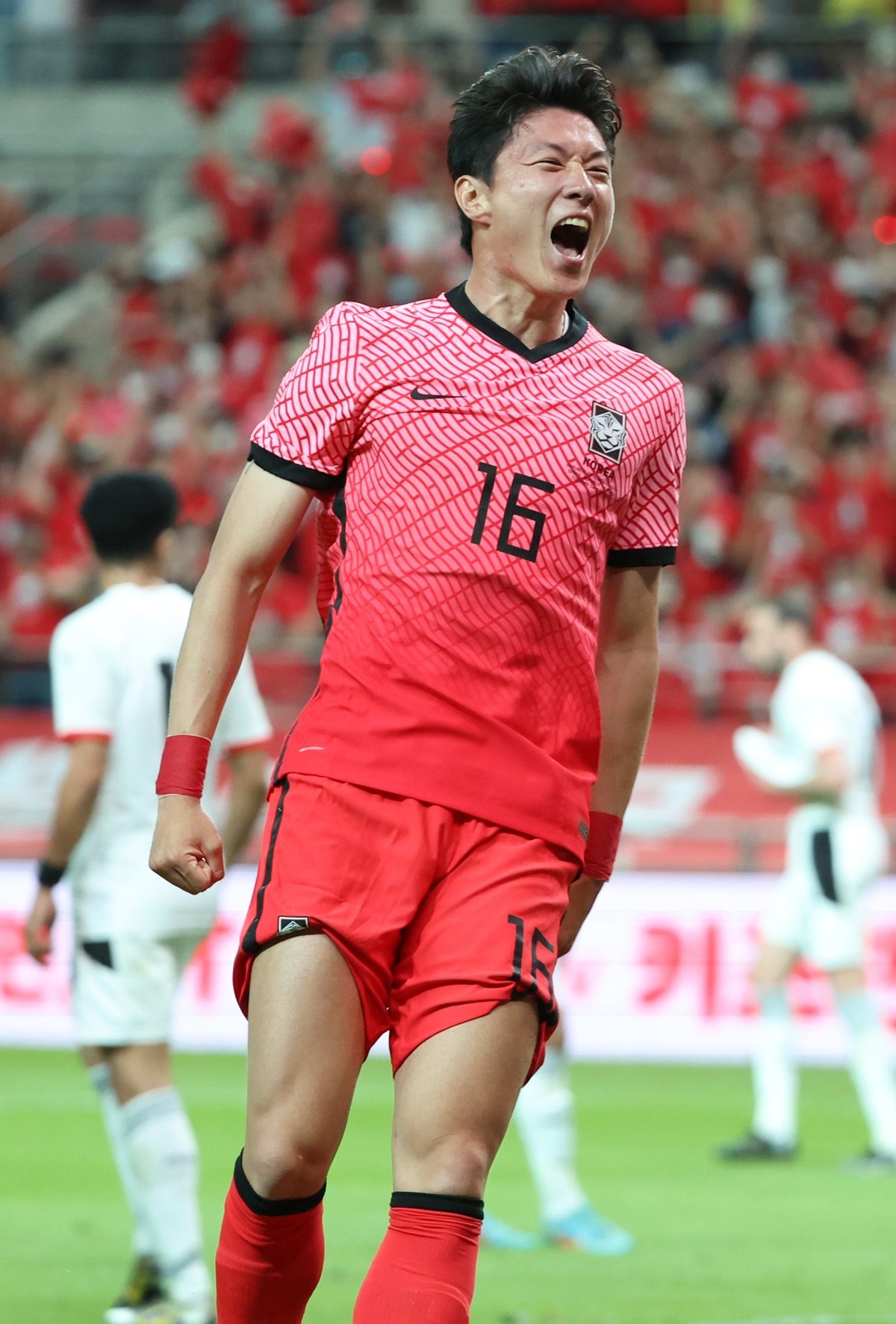 황의조가 2022년 6월 14일 오후 서울 마포구 서울월드컵경기장에서 열린 남자 축구 국가대표팀 친선경기 한국 대 이집트 경기에서 선취골을 넣은 뒤 환호하고 있다. / 연합뉴스