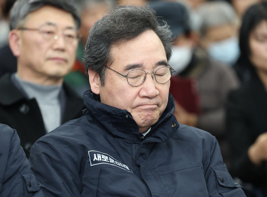 이낙연 전 더불어민주당 대표가 25일 경북 구미시 구미코 중회의실에서 열린 새로운미래 경북도당 창당대회에 참석해 눈을 감고 있다. / 연합뉴스