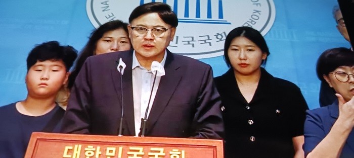 국민의힘 이명수 국회의원(4선.아산갑)이 지난 25일 국회에서 GTX-C 노선 아산 연장 발표와 관련해 기자들의 질문에 답변하고 있다/자료사진