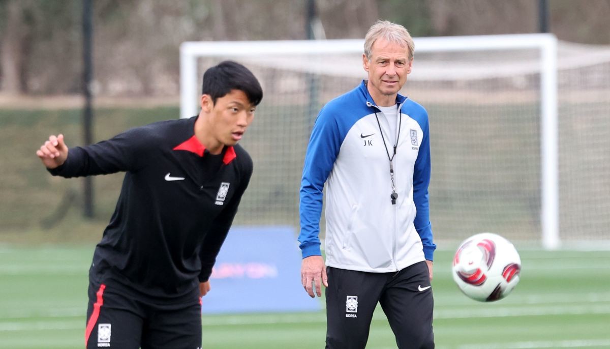 황희찬 지켜보는 클린스만. / 뉴스1