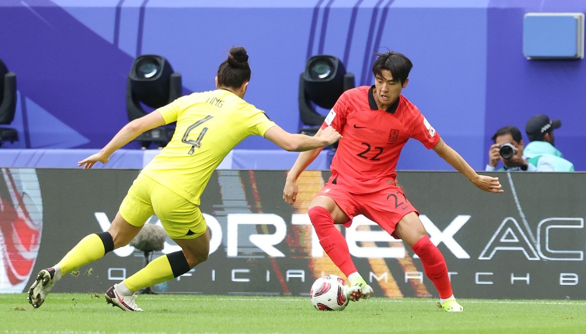 대한민국 축구대표팀 설영우가 지난달 25일(현지 시각) 카타르 알와크라 알자누브 스타디움에서 열린 2023 아시아축구연맹(AFC) 카타르 아시안컵 조별리그 E조 조별리그 3차전 대한민국과 말레이시아의 경기에서 돌파하고 있다. / 뉴스1