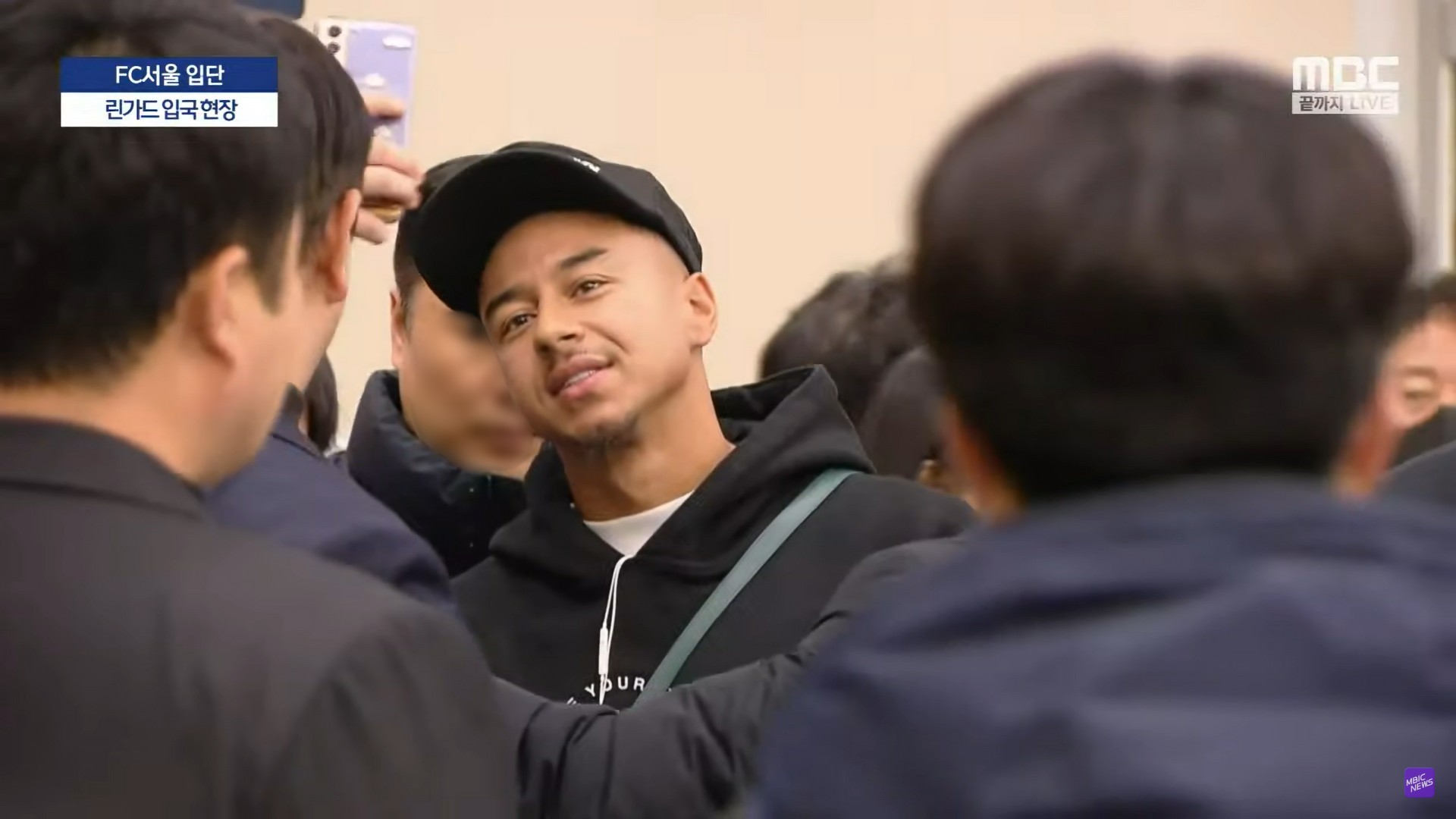 공항에 나온 한국 팬과 기념 사진을 촬영하는 제시 린가드 / 유튜브 '엠빅뉴스'