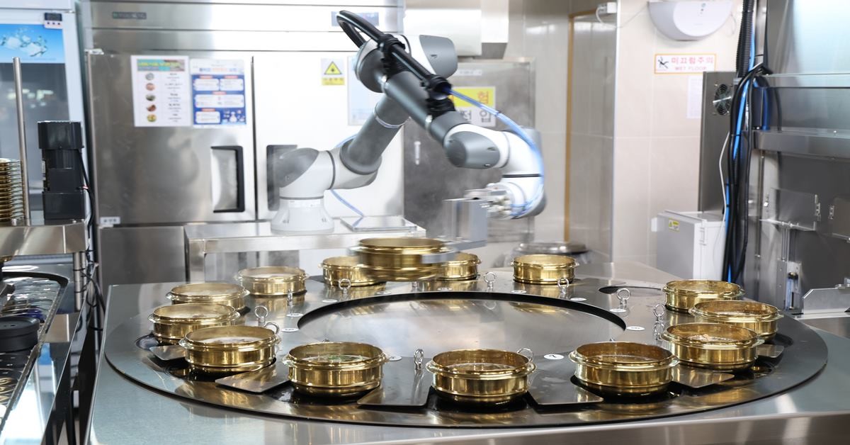 7일, 문막(인천방향)휴게소에서 함진규 한국도로공사 사장(왼쪽2번째)이 로봇셰프가 조리하는 모습을 보고 있다./이하 도로공사