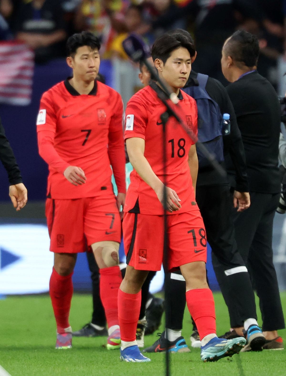 대한민국 축구대표팀 손흥민과 이강인이 지난달 25일(현지 시각) 카타르 알와크라 알자누브 스타디움에서 열린 2023 아시아축구연맹(AFC) 카타르 아시안컵 조별리그 E조 조별리그 3차전 대한민국과 말레이시아의 경기에서 3-3 무승부를 기록한 후 아쉬워하고 있다. / 뉴스1
