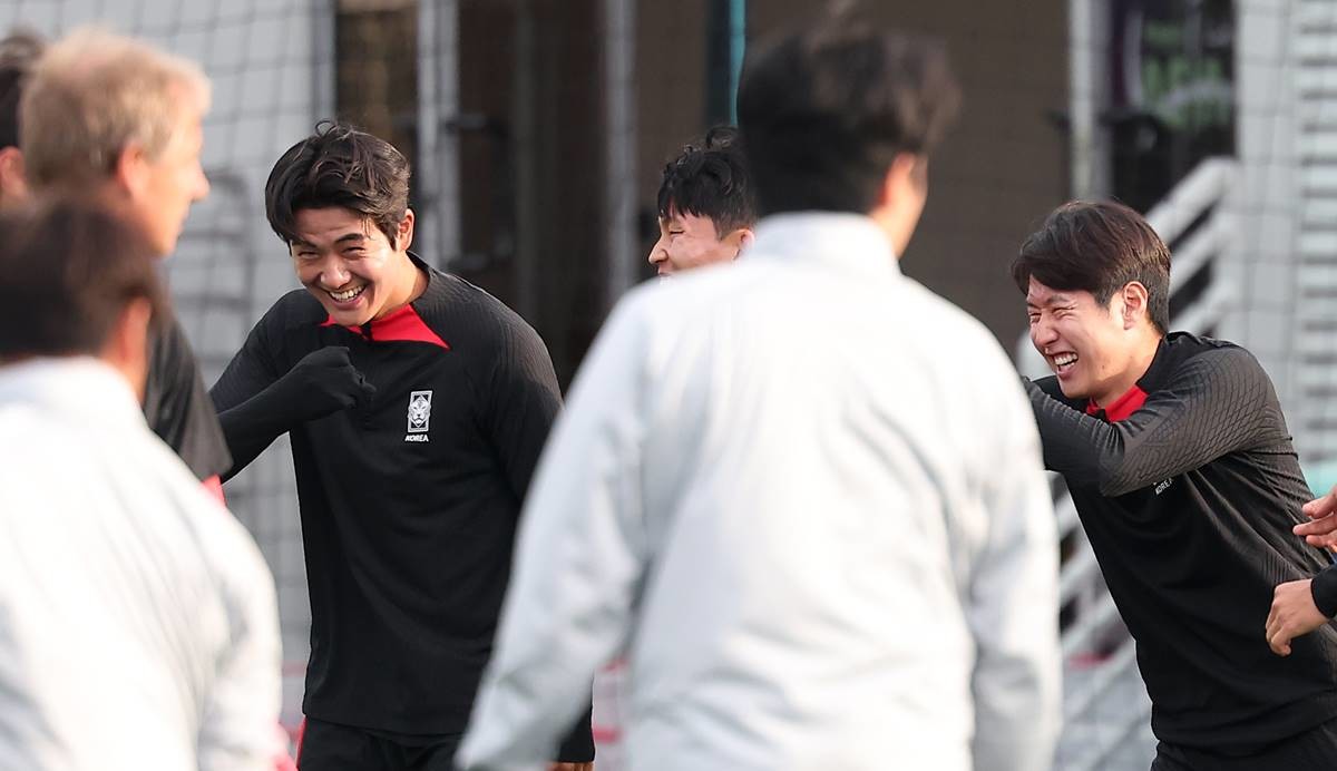 2023 아시아축구연맹(AFC) 카타르 아시안컵 요르단과의 4강전을 하루 앞둔 대한민국 축구대표팀 설영우, 정우영, 이강인이 지난 5일(현지시간) 카타르 도하 알 에글라 트레이닝 센터에서 미소짓고 있다 / 뉴스1