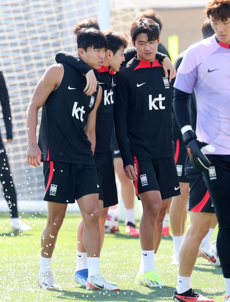 형들을 휘어잡는 이강인 / 뉴스1