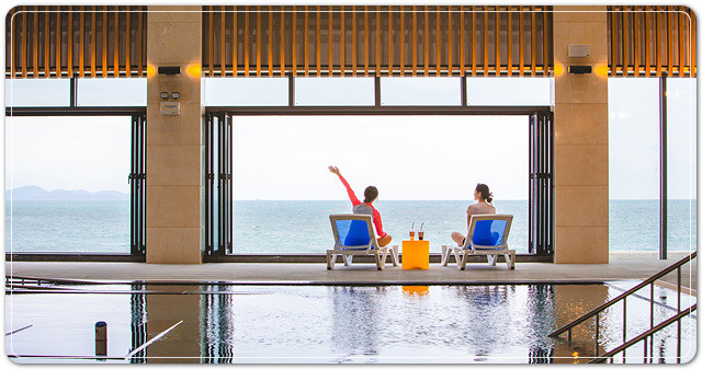 완도 해양치유센터에서 방문객들이 휴양을 즐기는 모습