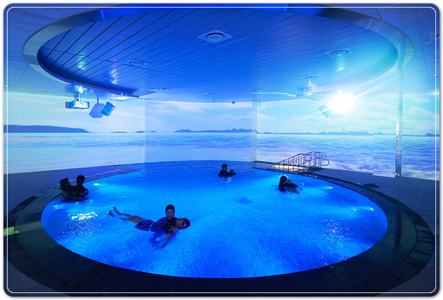 완도 해양치유센터 방문객들이 명상풀에서 힐링하는 모습