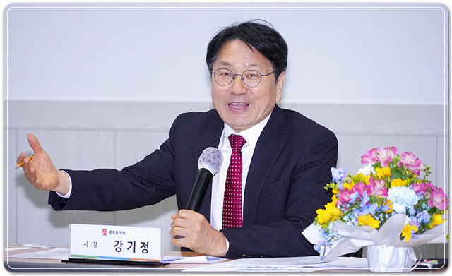 강기정 광주광역시장이 22일 오전 서구 광주사회서비스원을 방문해 직원들과 협업사업의 효율적 수행방법 등을 논의하고 있다./광주광역시 제공