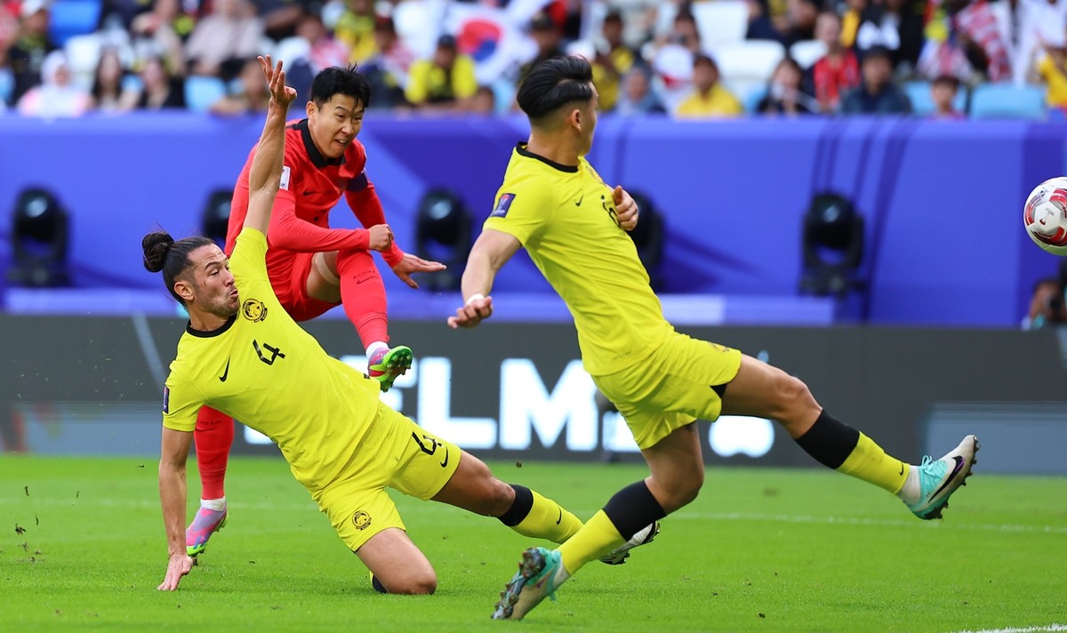 지난달 25일(현지 시각) 카타르 알와크라 알자누브 스타디움 열린 2023 아시아축구연맹(AFC) 아시안컵 조별리그 E조 최종전 한국과 말레이시아의 경기에서 전반 손흥민이 슛을 하고 있다. / 연합뉴스
