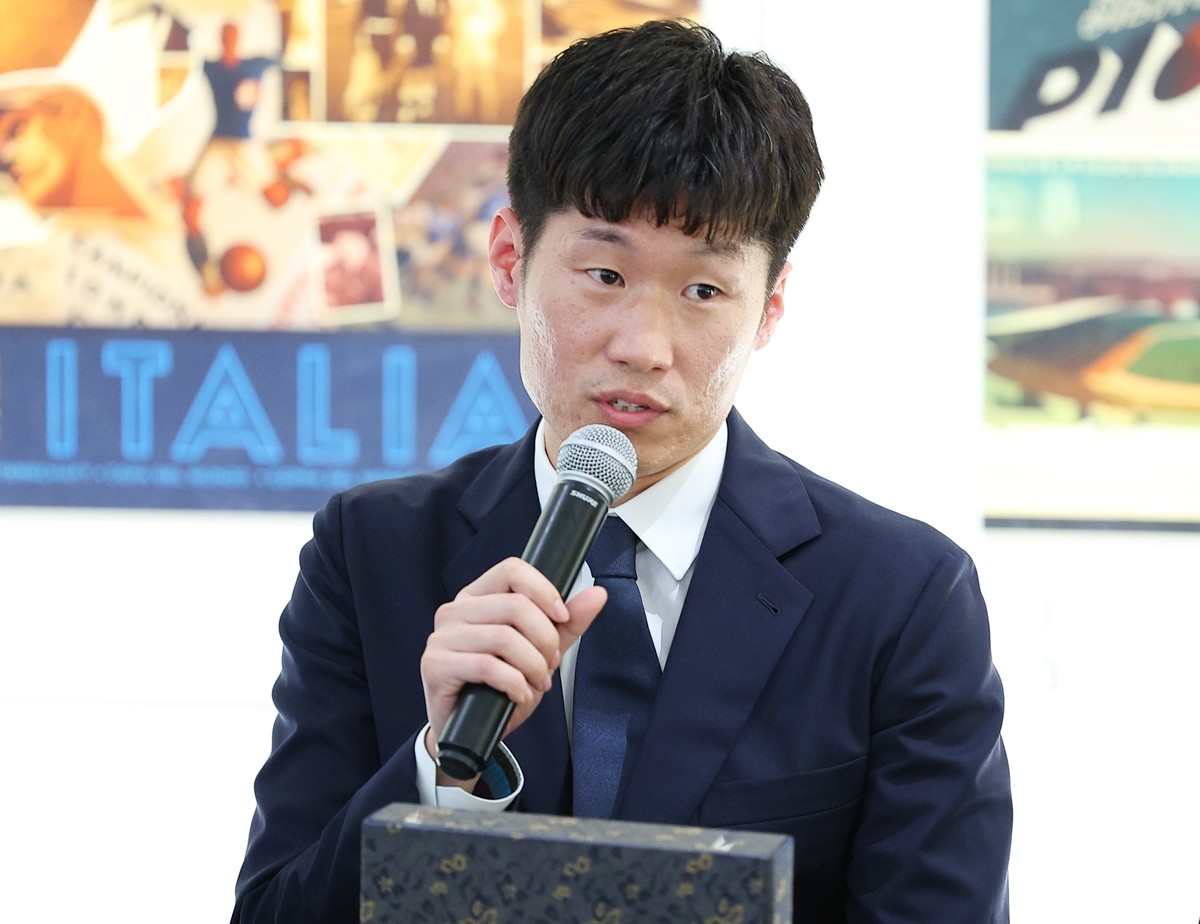 2022 카타르 월드컵 개막을 나흘 앞둔 2022년 11월 16일(현지 시각) 카타르 도하 FIFA 팬 페스티벌 행사장 내 설치된 FIFA 박물관 특별전시회 공식 오프닝 이벤트에서 전 국가대표 박지성이 2002 한일월드컵 당시의 유치계획서(비딩북)를 박물관에 기증하며 이야기하고 있다. / 연합뉴스