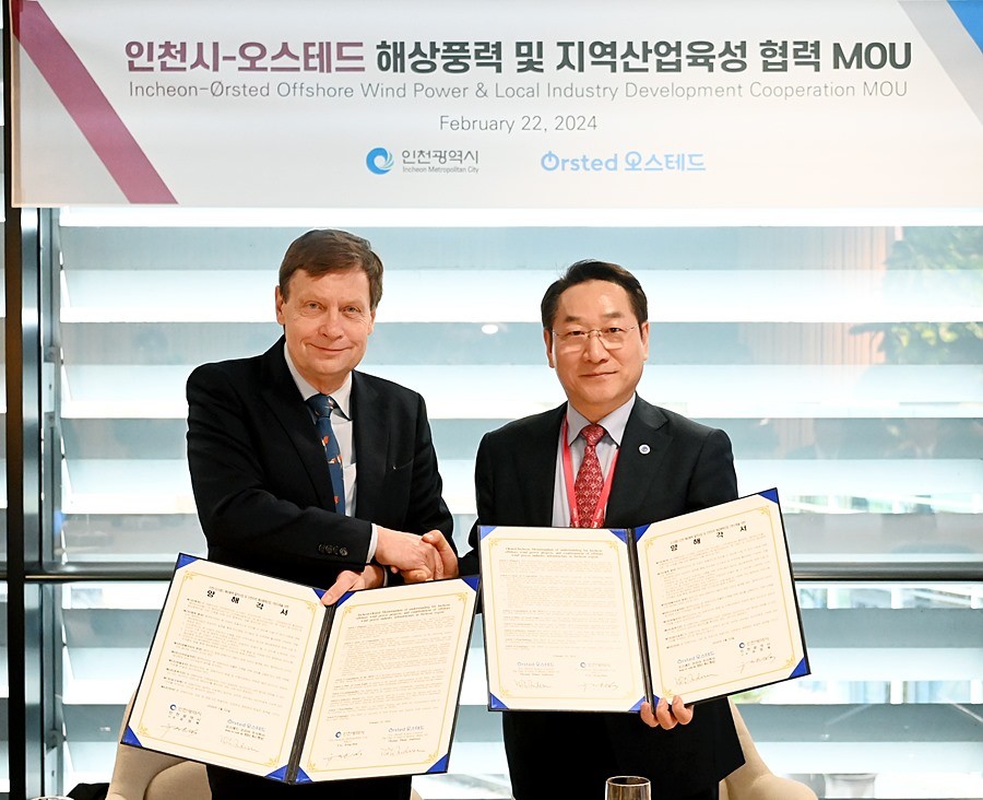 유정복 인천광역시장이 22일(현지시각) 덴마크 코펜하겐 오스테드 본사에서 열린 '인천시-오스테드 해상풍력 및 지역산업육성 협력 MOU 체결식'에서 토마스 투너 앤더슨 오스테드 A/S 이사회 의장과 협약을 체결한 뒤 기념촬영을 하고 있다