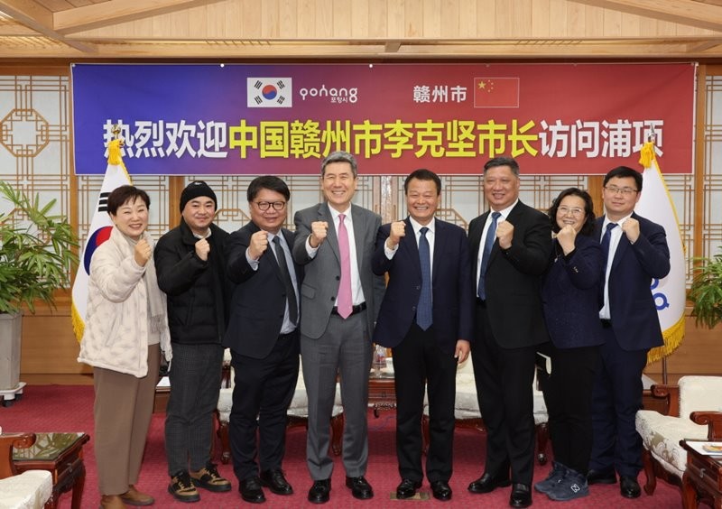23일 포항시청을 방문한 중국 간저우시 대표 일행과 함께 한 이강덕 포항시장(왼쪽 4번째) / 포항시 제공