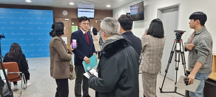 이명수 의원(4선.아산갑)의원이 22대 총선 불출마선언을 마치고 기자들과 대화를 나누고 있다/김주완기자