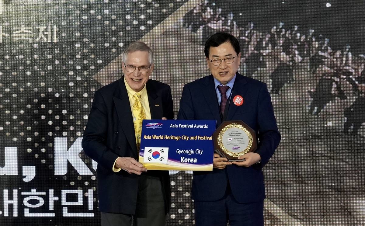 경주시가 지난 28일 태국 파타야에서 열린 ‘2024 피나클 어워즈 및 아시아 축제도시 컨퍼런스’에서 아시아 페스티벌 어워즈 ‘베스트 세계유산도시와 축제’ 부문에서 대상을 수상했다. 오른쪽 주낙영 경주시장/이하 경주시