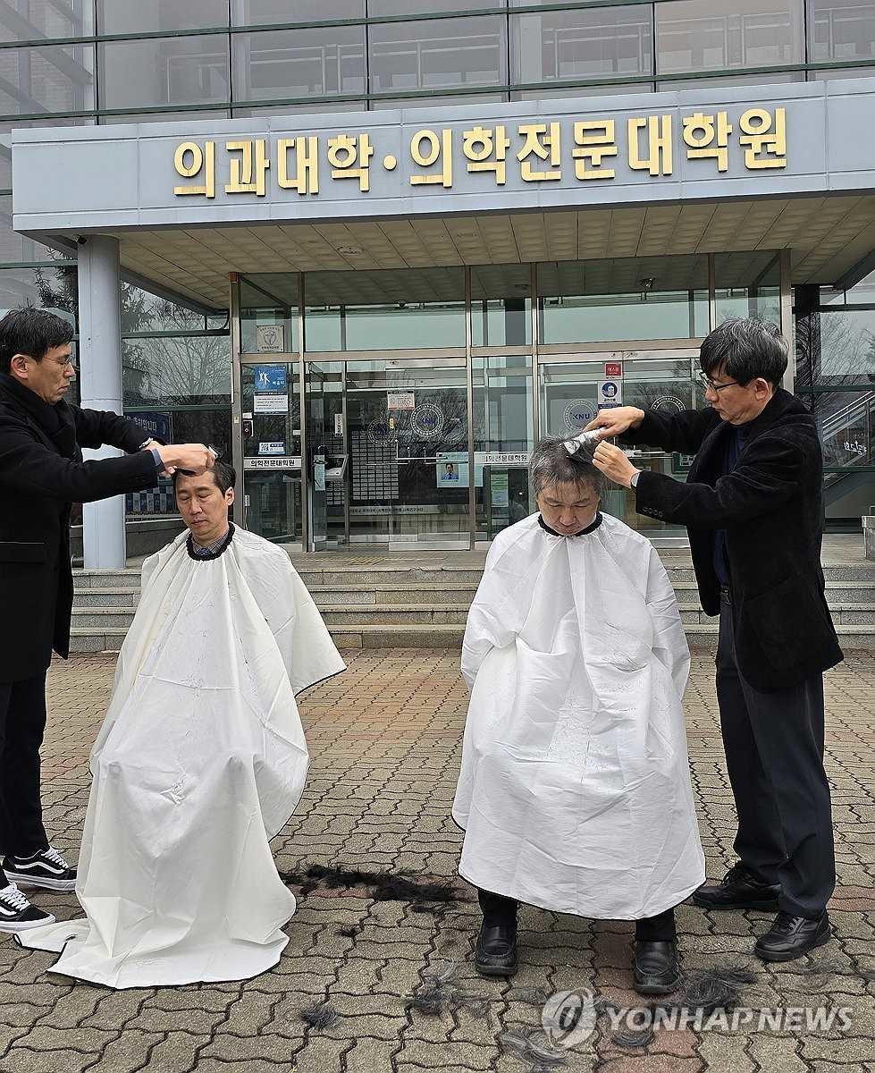 강원대가 4일 교육부에 현재 49명인 의대 정원을 140명으로 늘려달라고 요청한 가운데, 5일 오전 강원대 의대 교수들이 단과대학 앞에서 삭발을 하고 있다. / 강원대 의대 교수진 제공-연합뉴스