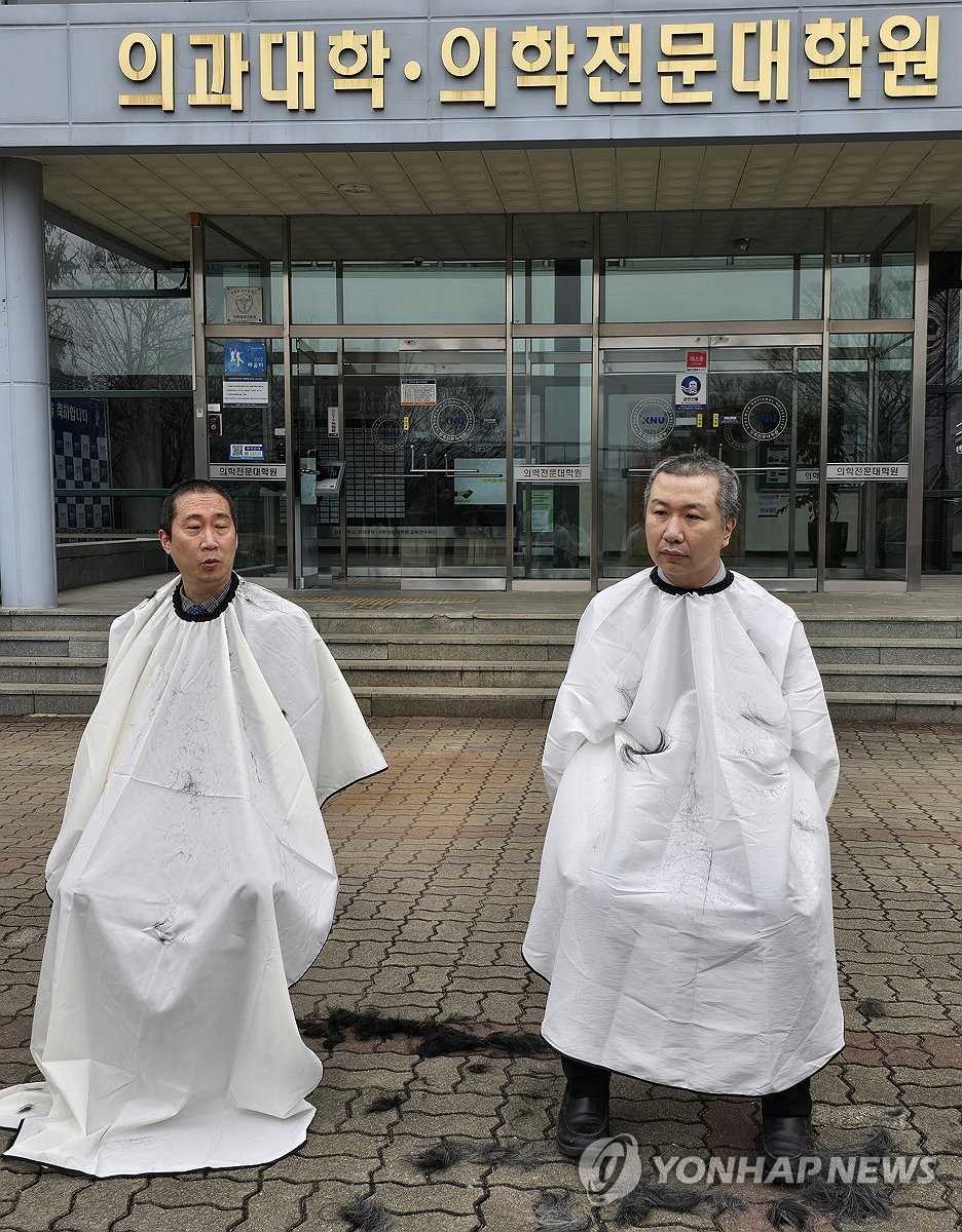 5일 오전 강원대학교 의과대학 앞에서 의대 교수들이 삭발식을 열고 대학 측의 증원 방침에 반발하고 있다. / 강원대 의대 교수진 제공-연합뉴스