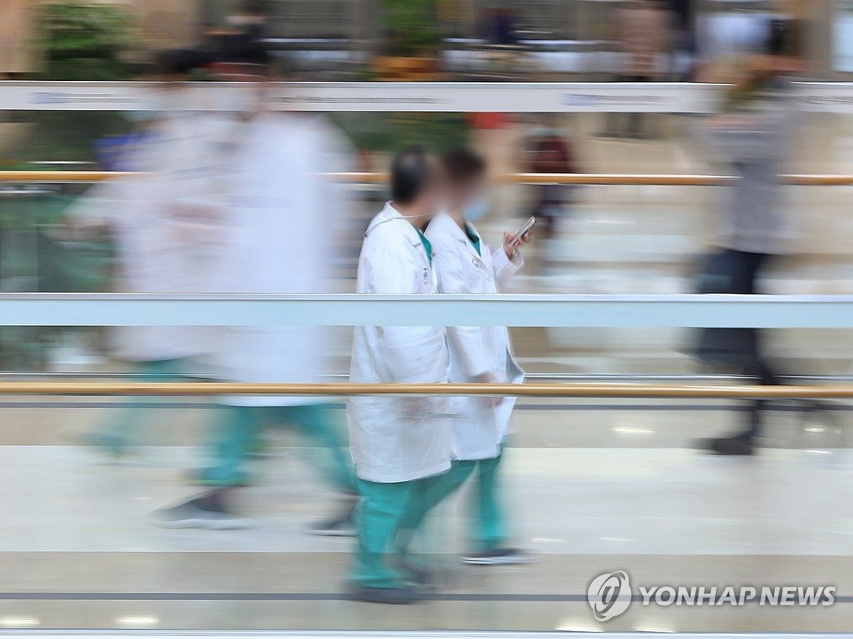 병원을 지키는 의료진. 기사 이해를 돕기 위한 연합뉴스 자료 사진 / 연합뉴스