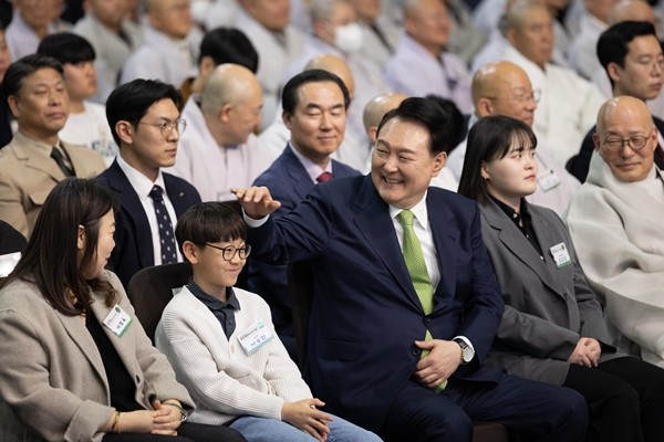 윤석열 대통령이 4일 대구 북구 엑스코에서 열린 제4회 국립공원의 날 및 팔공산 국립공원 승격 기념식에서 어린이와 대화를 나누고 있다. / 뉴스1