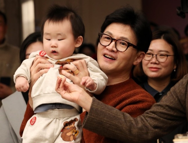 육아맘들과 간담회를 가진 한 위원장 / 뉴스1