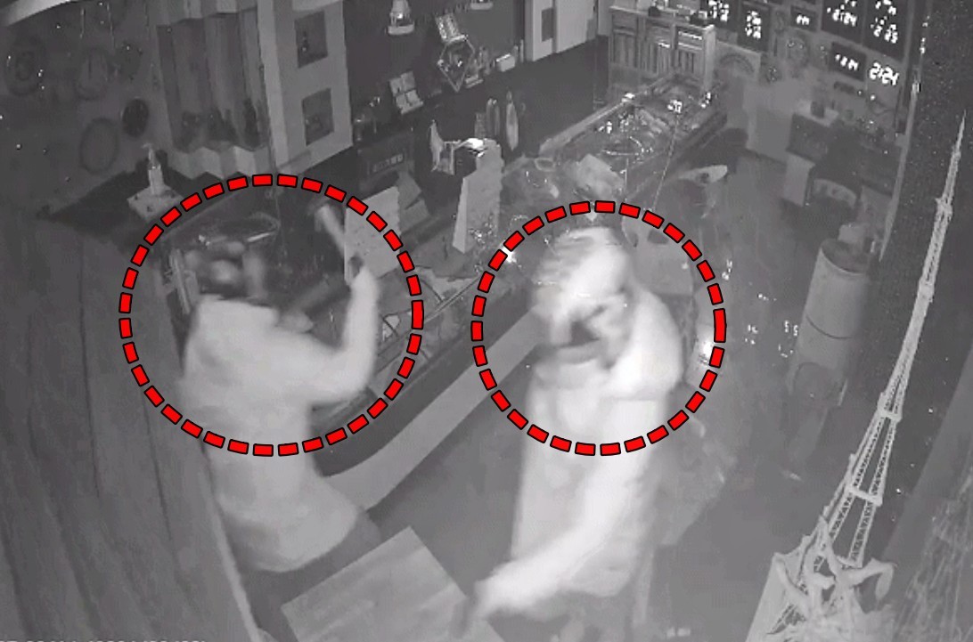 지난달 28일 오전 2시 25분쯤 인천 미추홀구 주안동의 한 금은방에 침입한 신원을 알 수 없는 남성 2명이 귀금속을 훔쳐 달아나는 모습. CC(폐쇄회로)TV 영상 캡처 / 독자 제공-연합뉴스