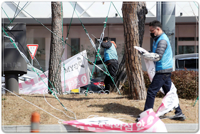 [포토]광주시 북구, 도심 불법광고물 수거