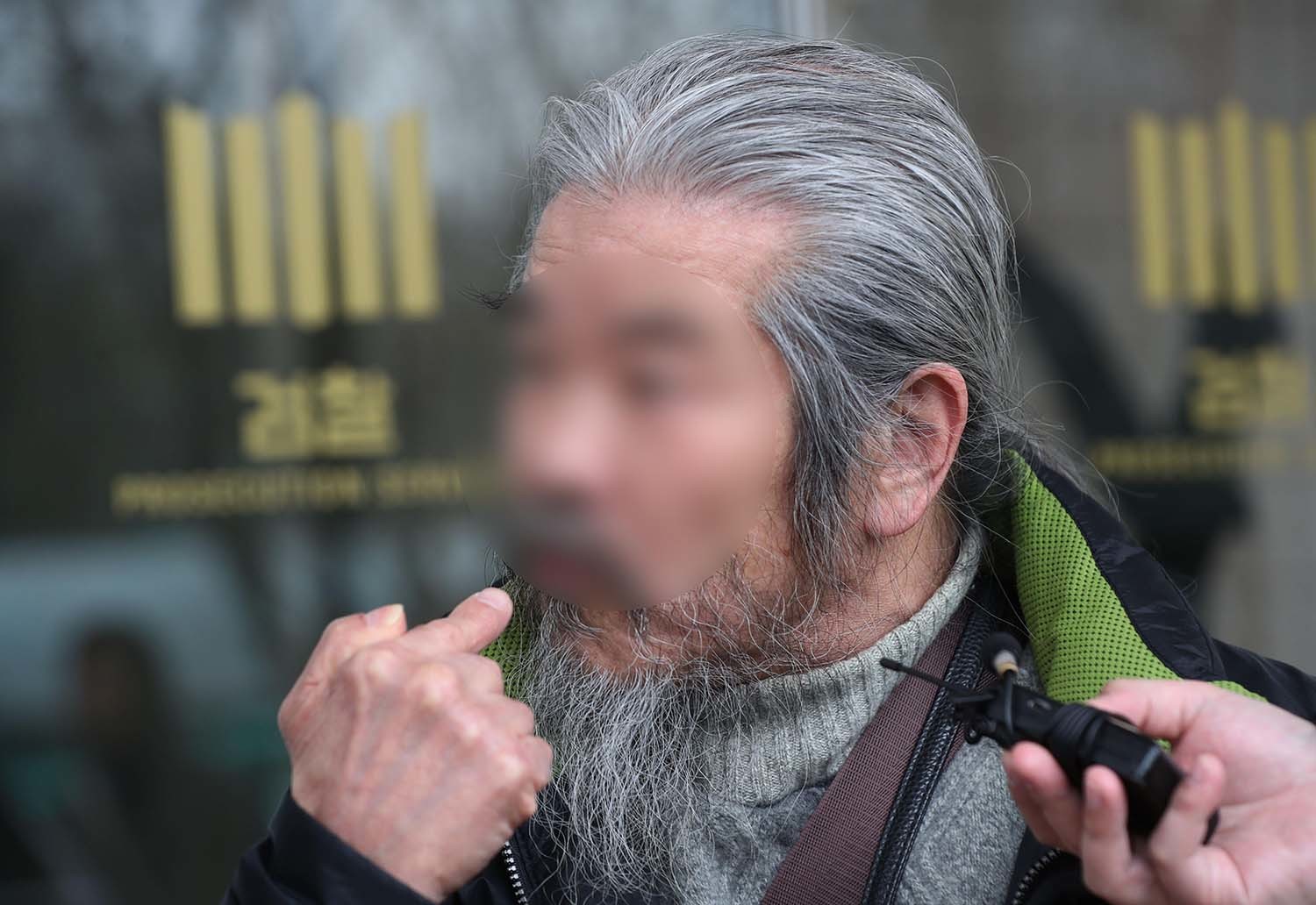 전자장치 부착 등에 관한 법률 위반 혐의로 불구속 기소된 아동성범죄자 조두순이 11일 오전 경기 안산시 단원구 수원지방검찰청 안산지청에서 첫 공판을 마친 뒤 취재진의 질문에 답하고 있다. 검찰은 이날 재판에서 조씨에게 야간외출 제한명령을 어긴 혐의로 징역 1년을 구형했다. / 뉴스1