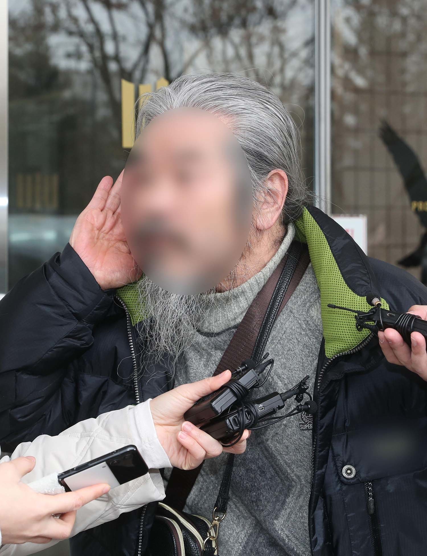 전자장치 부착 등에 관한 법률 위반 혐의로 불구속 기소된 아동성범죄자 조두순이 11일 오전 경기 안산시 단원구 수원지방검찰청 안산지청에서 첫 공판을 마친 뒤 취재진의 질문에 답하고 있다. 검찰은 이날 재판에서 조씨에게 야간외출 제한명령을 어긴 혐의로 징역 1년을 구형했다. / 뉴스1