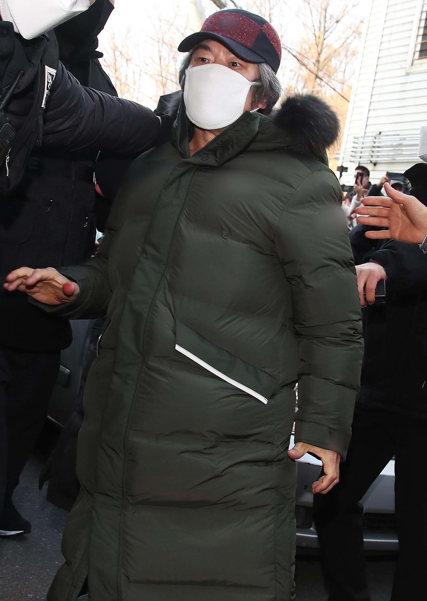 아동 성폭행 혐의로 징역 12년을 복역 후 출소한 조두순이 2020년 12월 12일 오전 경기도 안산시내 거주지로 향하고 있다.  / 뉴스1