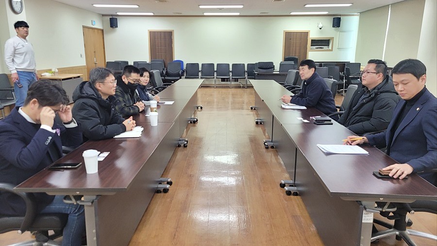 의회영상회의실에서 고공연대가 각 시의회 원내 대표들과 간담회를 통해 고양시의회 개회를 촉구하고 있다