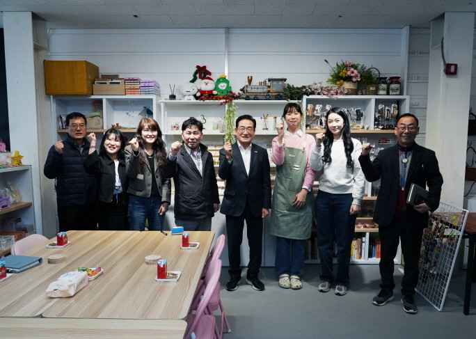 최기문 영천시장(가운데)이 지역 내 청년 CEO가 운영하는 동은금손 사업장을 찾아 창업가를 격려하고 관계자들과 기념촬영을 하고 있다. / 영천시 제공
