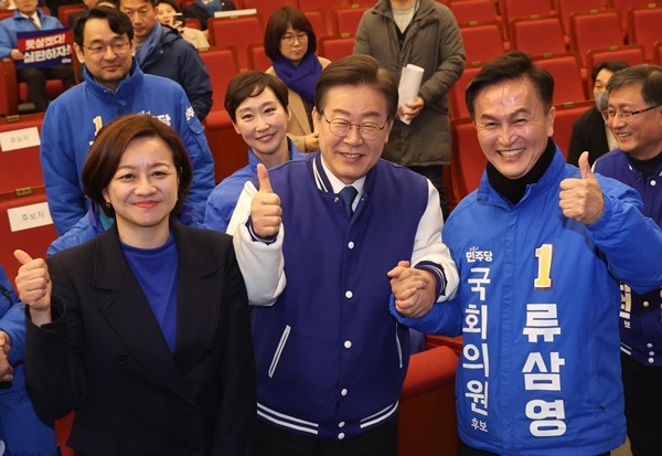 이재명 더불어민주당 대표와 함께 한 조수진 변호사 / 뉴스1