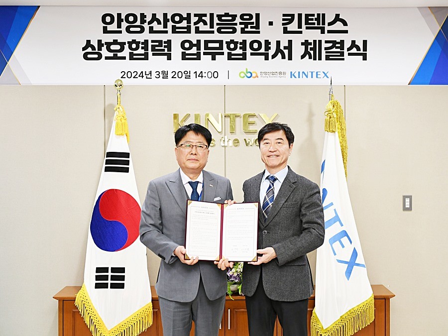 이재율 대표이사(오른쪽)