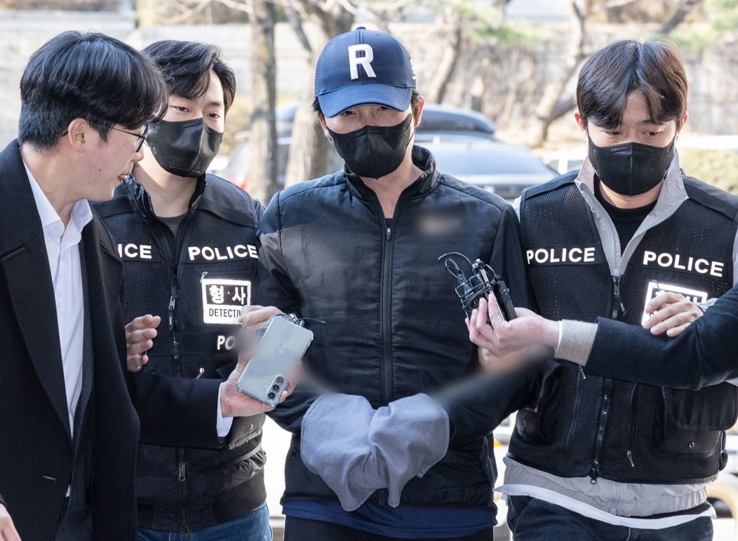 마약 투약 혐의로 체포된 전직 프로야구 선수 오재원이 21일 오후 서울 서초구 서울중앙지방법원에서 열린 구속 전 피의자 심문(영장실질심사)에 출석하고 있다. /뉴스1