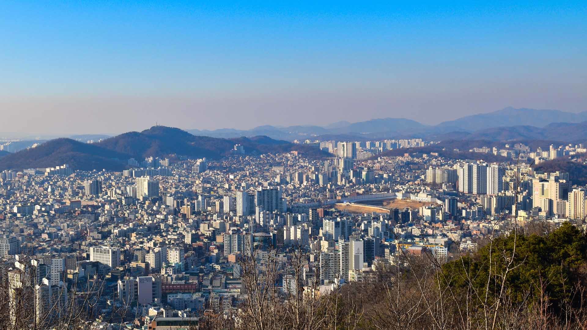 백련근린공원 전망대에서 촬영한 은평구. / 셔터스톡