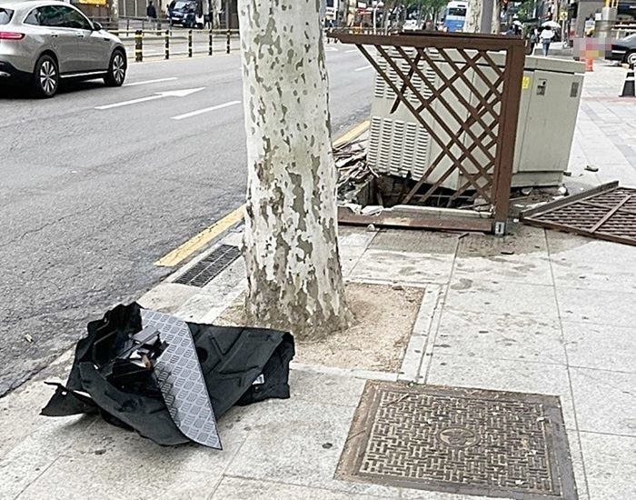 김새론 음주운전 사고 현장. 김새론의 차량이 변압기를 들이받았다 / 온라인 커뮤니티 개드립