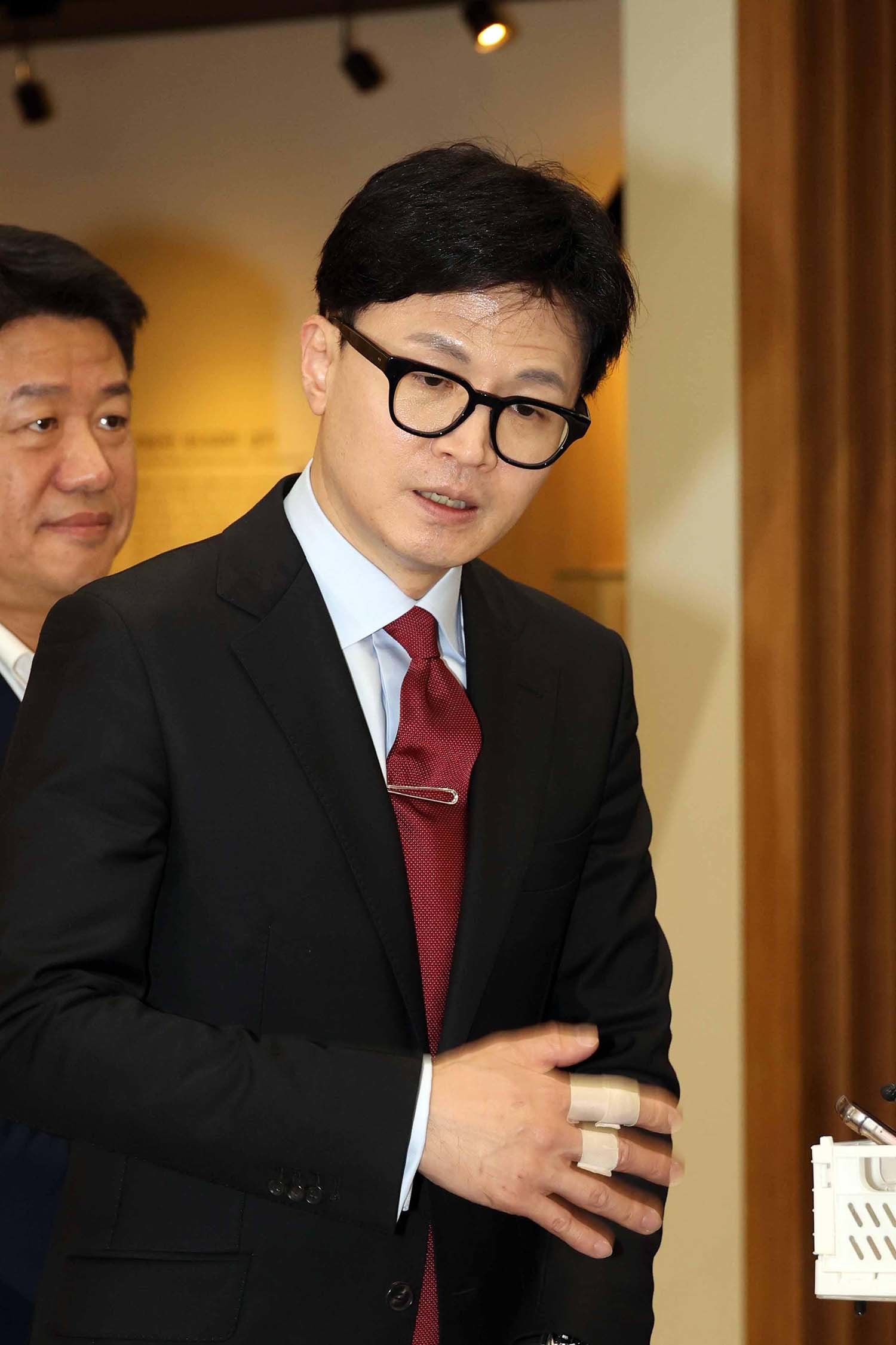 한동훈 국민의힘 비상대책위원장이 24일 오후 서울 서대문구 신촌 세브란스병원에서 열린 전국의대교수협의회 회장단 간담회를 마친 뒤 취재진의 질문에 답하고 있다. / 뉴스1(공동취재)