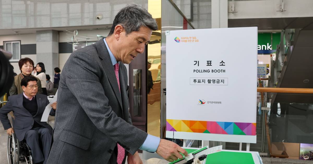 이강덕 포항시장, 장애인 유권자 투표 편의 보장 ‘투표체험’ 참여