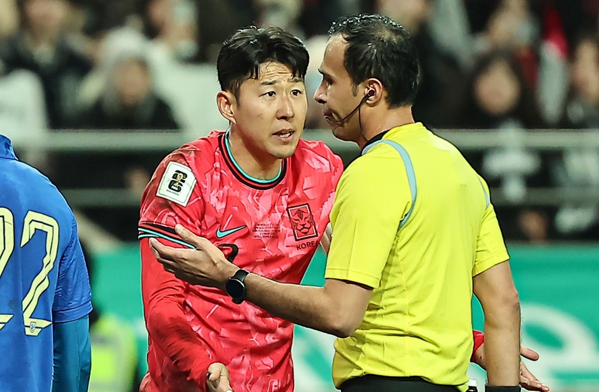 지난 21일 열린 태국전에서 주심 판정에 항의하는 대한민국 축구대표팀 주장 손흥민 / 뉴스1