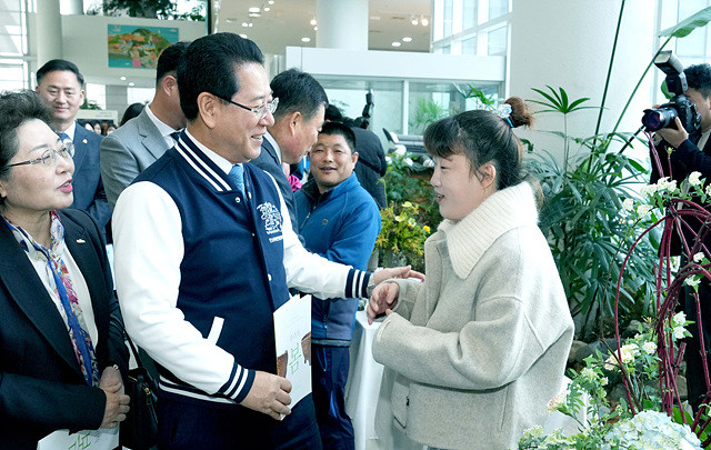 김영록 전라남도지사가 27일 도청 윤선도홀에서 개막한 장애인 작가들의 열정이 담긴 ‘우리의 봄’ 도자 전시회 작품을 관람하며 작가들을 격려하고 있다.