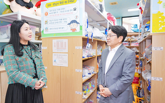 강기정 광주광역시장이 27일 오후 서구 일가정양립지원본부에서 열린 '제34회 정책소풍'에 참석해 간담회에 앞서 센터 내부시설을 둘러보고 있다./광주광역시 제공
